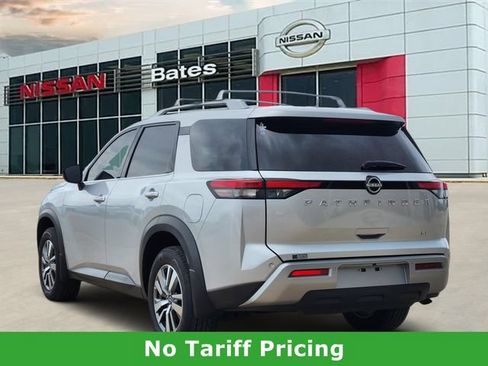 Used 2025 Nissan Pathfinder SL FWD image 5