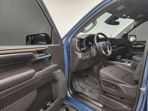 Used 2024 Chevrolet Silverado 1500 LT Trail Boss w/ Convenience Package II AWD/4WD image 11