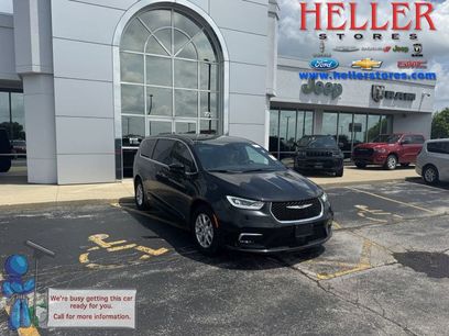 Used 2025 Chrysler Pacifica Select