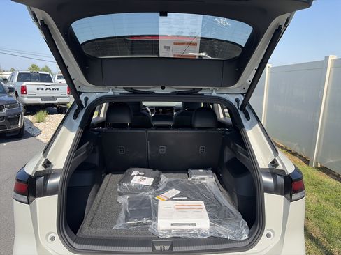 New 2026 Volkswagen Tiguan SE R-Line AWD/4WD image 16