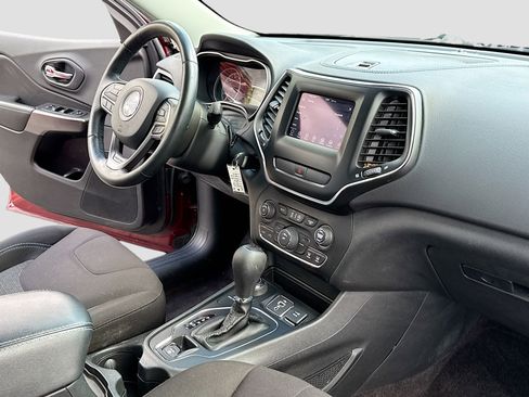 Used 2019 Jeep Cherokee Latitude w/ Cold Weather Group AWD/4WD image 4
