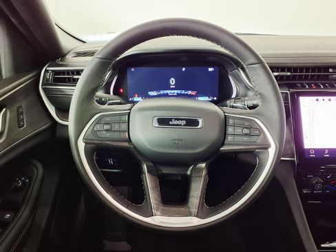 Used 2025 Jeep Grand Cherokee Limited w/ Black Appearance Package image 15