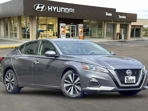 Used 2021 Nissan Altima 2.5 SV w/ SV Premium Package FWD image 2