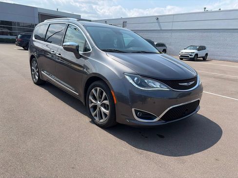 Used 2020 Chrysler Pacifica Limited w/ Tire & Wheel Group FWD image 3