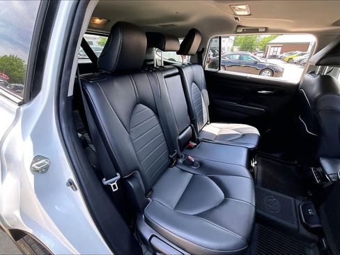 Used 2022 Toyota Highlander XLE AWD/4WD image 24