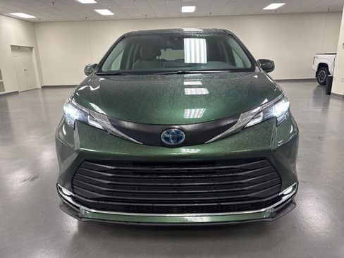 Used 2024 Toyota Sienna XLE image 2