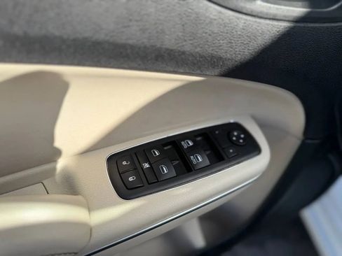 Used 2016 Chrysler 300 Limited image 40