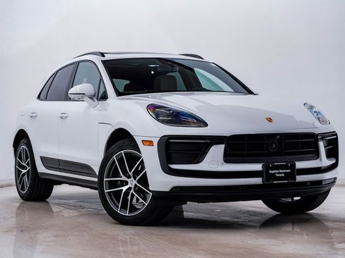 Certified 2025 Porsche Macan image 8