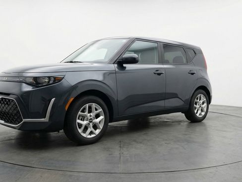 Used 2025 Kia Soul LX w/ LX Technology Package FWD image 3