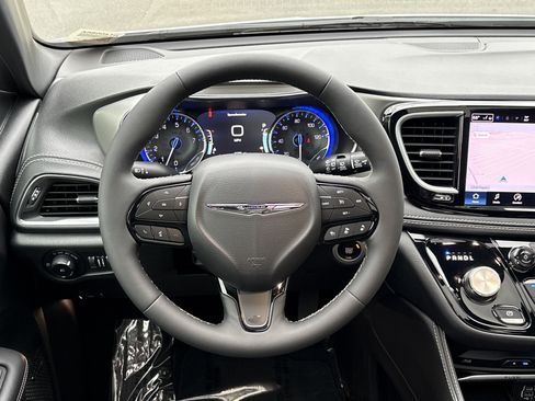 Used 2023 Chrysler Pacifica Limited w/ Uconnect Theater Family Group FWD image 21