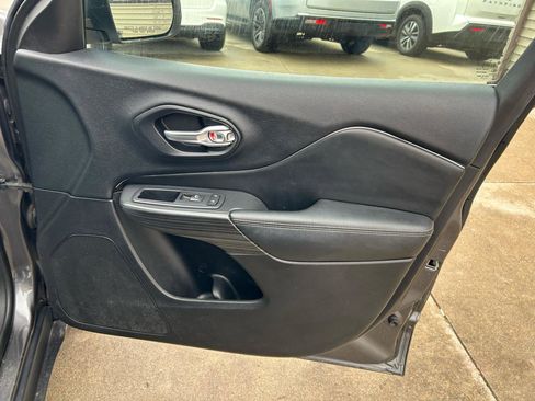 Used 2015 Jeep Cherokee Limited w/ Luxury Group FWD image 16