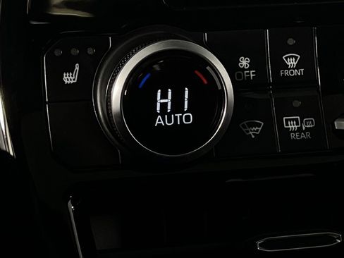 Used 2025 Toyota Highlander XLE image 17