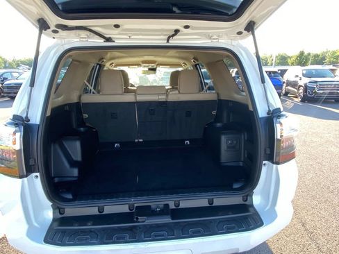 Used 2022 Toyota 4Runner SR5 AWD/4WD image 9