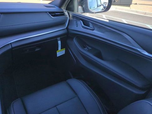 New 2025 Jeep Grand Cherokee Overland w/ Luxury Tech Group IV AWD/4WD image 17