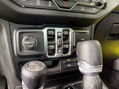 Used 2024 Jeep Gladiator Sport image 15