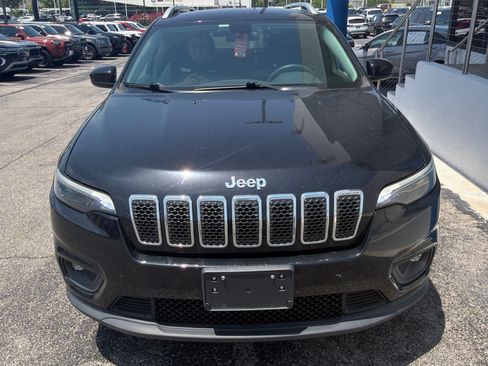 Used 2019 Jeep Cherokee Latitude w/ Cold Weather Group AWD/4WD image 3