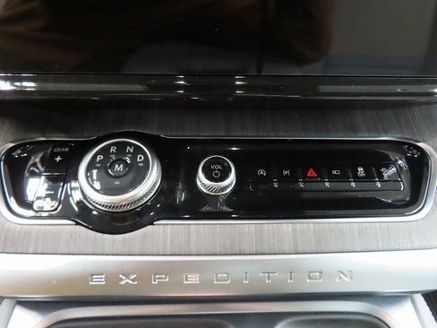 Used 2025 Ford Expedition Max Platinum w/ Platinum Ultimate Package image 55