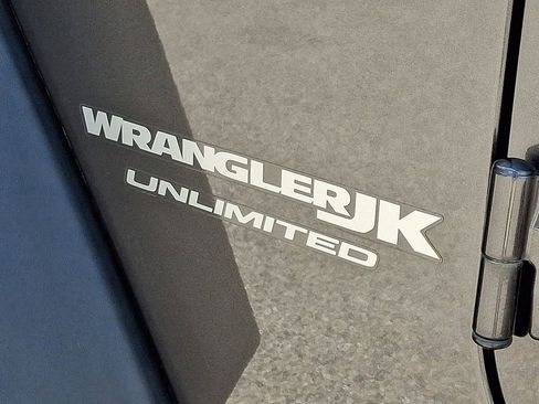 Used 2018 Jeep Wrangler Unlimited Rubicon w/ Connectivity Group AWD/4WD image 28
