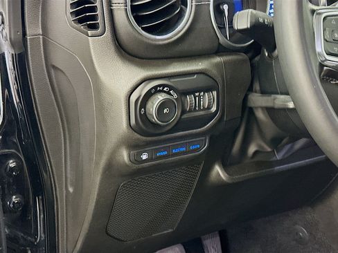 Used 2022 Jeep Wrangler Unlimited Sahara AWD/4WD image 17