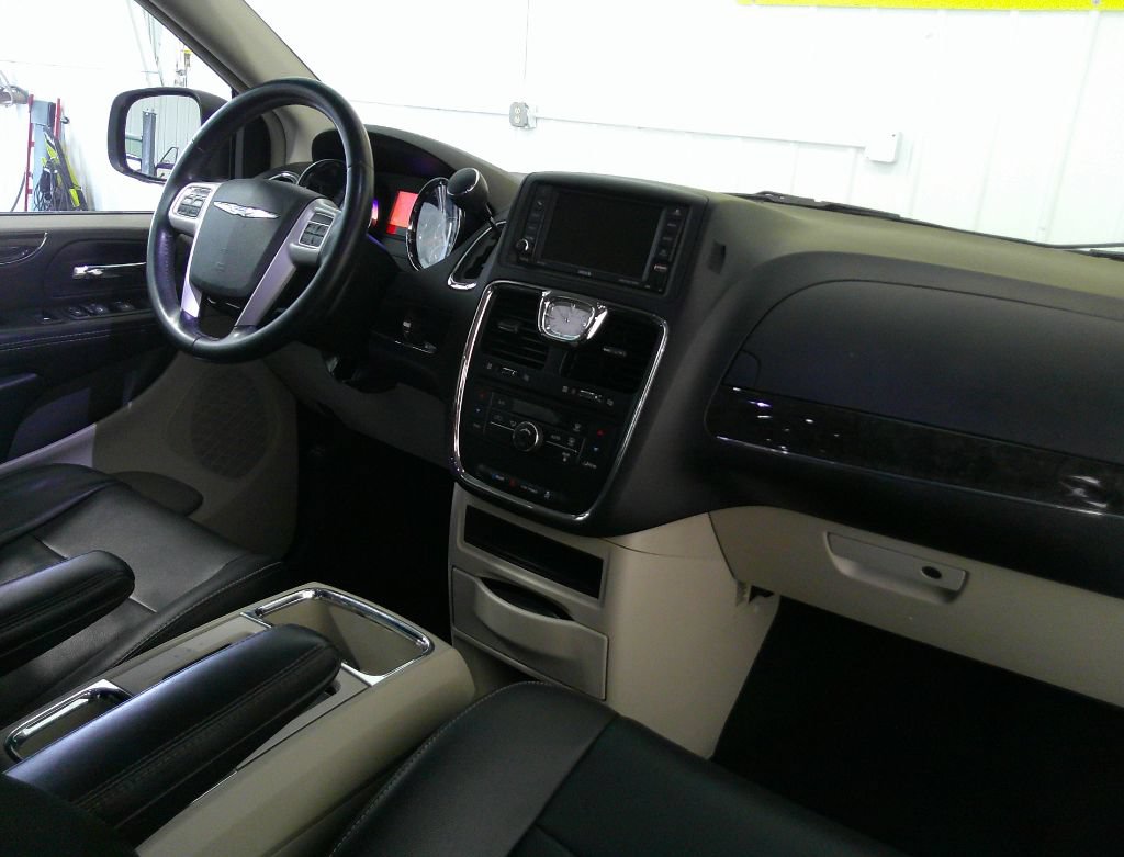 Used 2014 Chrysler Town & Country Touring FWD image 28