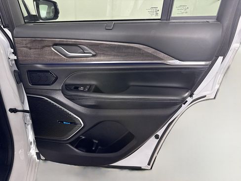 Used 2023 Jeep Grand Cherokee Overland w/ Advanced Protech Group III image 28