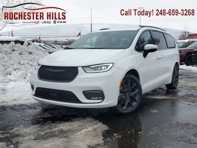 Used 2023 Chrysler Pacifica Touring-L w/ S Appearance Package