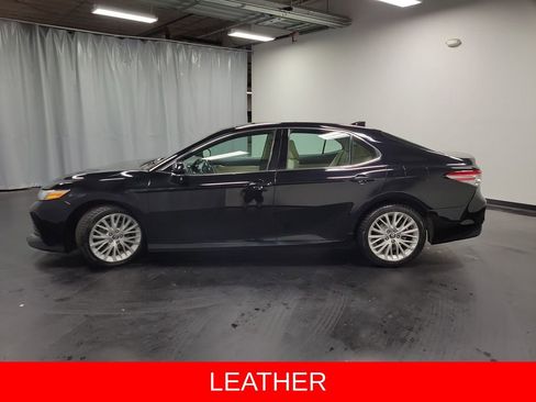 Used 2019 Toyota Camry XLE w/ Navigation Package FWD image 5