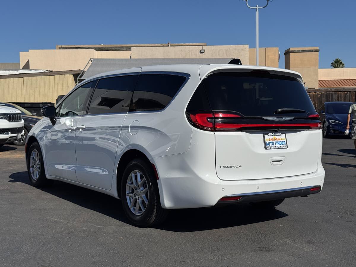 Used 2026 Chrysler Pacifica Select FWD image 11