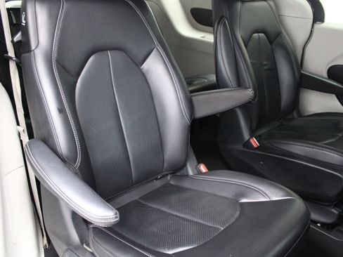 Used 2022 Chrysler Pacifica Touring-L FWD image 26