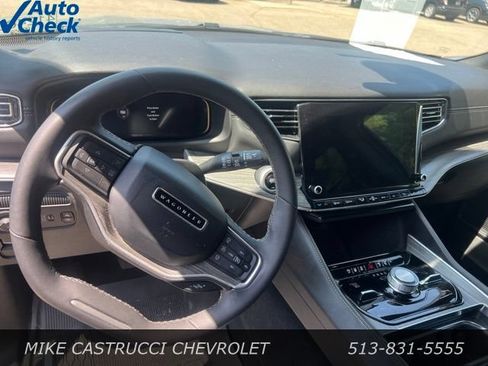 Used 2024 Jeep Wagoneer Series III AWD/4WD image 8