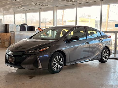 Used 2017 Toyota Prius Prime Premium image 3