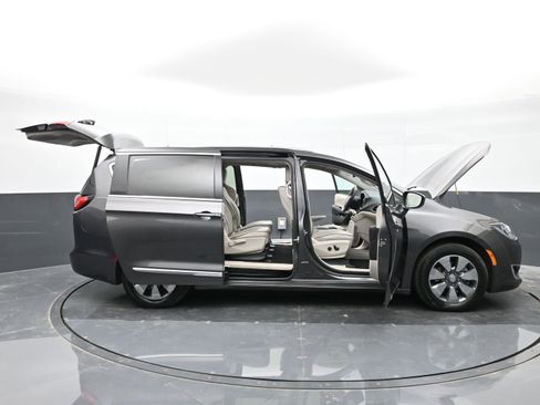Used 2018 Chrysler Pacifica Limited w/ Advanced Safetytec Group FWD image 49