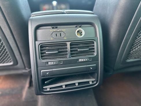 Used 2013 Volkswagen Touareg Sport image 20