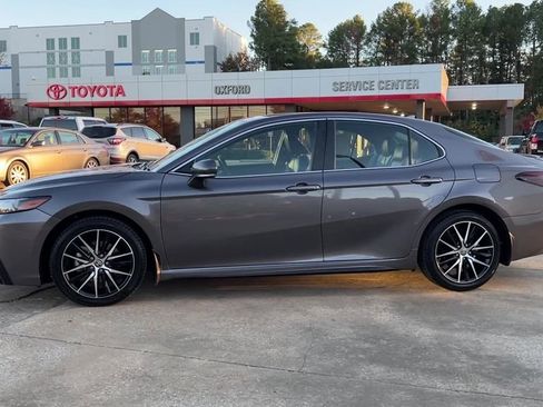 Used 2023 Toyota Camry SE image 3