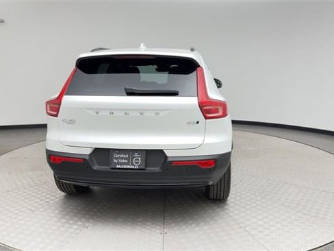 Certified 2025 Volvo XC40 B5 Plus image 3