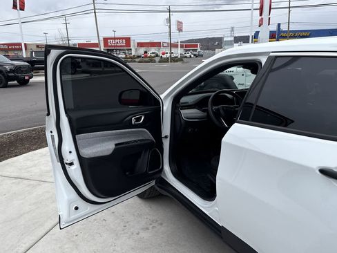 Used 2025 Jeep Compass Sport image 10