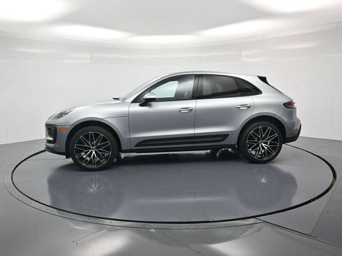 Used 2025 Porsche Macan AWD/4WD image 2