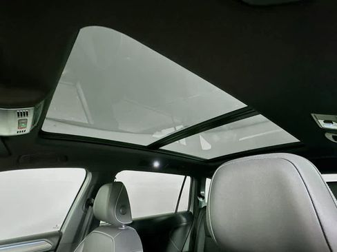 Used 2023 Volkswagen Tiguan SE R-Line image 33