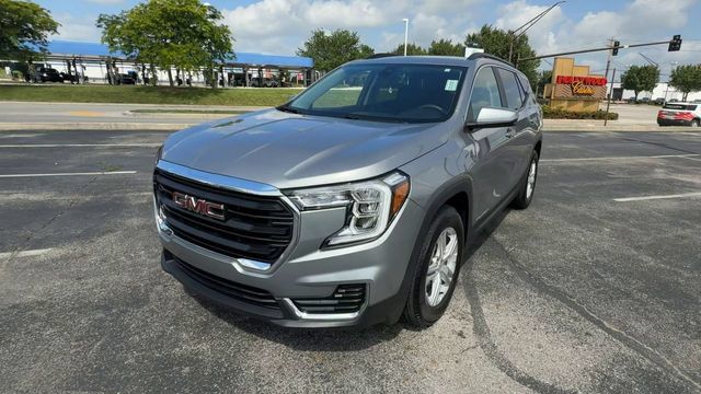 Used 2024 GMC Terrain SLE w/ Driver Convenience Package FWD image 4