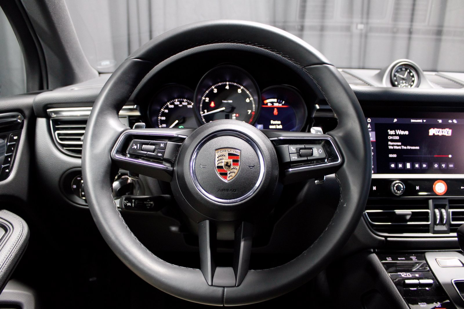 Certified 2025 Porsche Macan AWD/4WD image 27