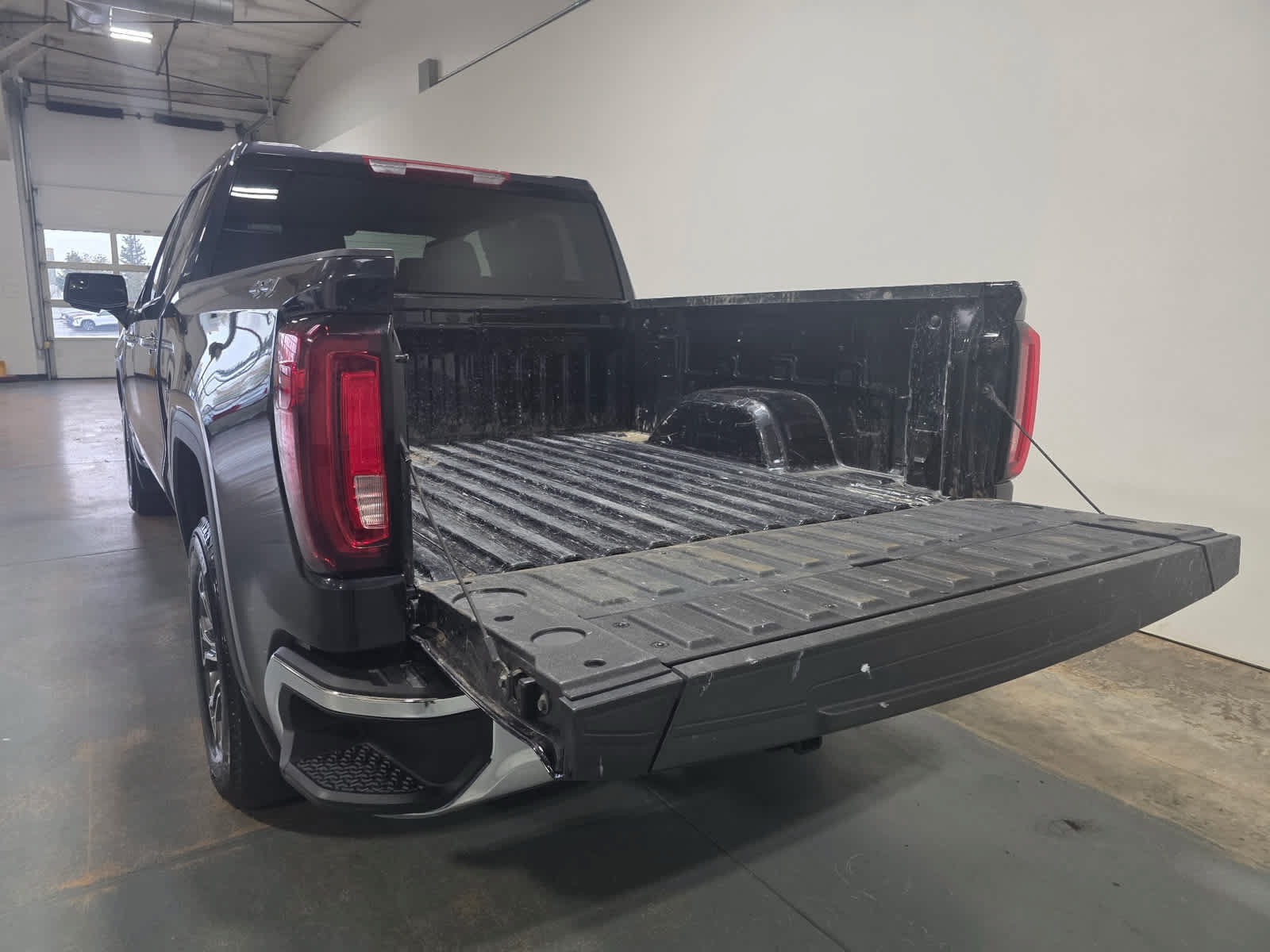 Used 2025 GMC Sierra 1500 SLT AWD/4WD image 4