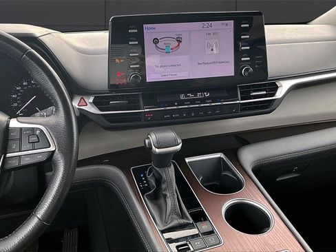 Used 2024 Toyota Sienna XLE image 4