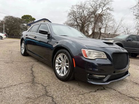 Used 2017 Chrysler 300 Limited w/ Value Package RWD image 5