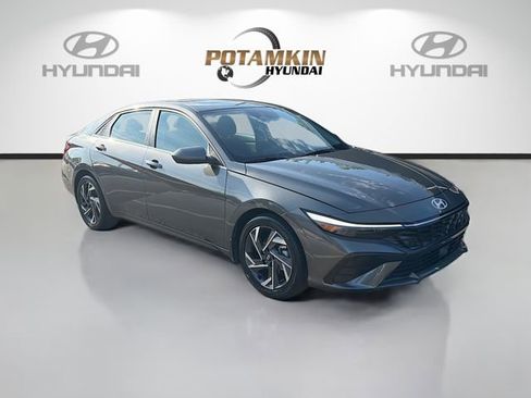 Certified 2025 Hyundai Elantra SEL image 3