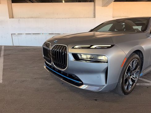 Used 2023 BMW i7 xDrive60 AWD/4WD image 11