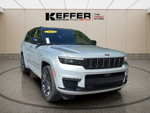 Used 2025 Jeep Grand Cherokee L Summit AWD/4WD image 8