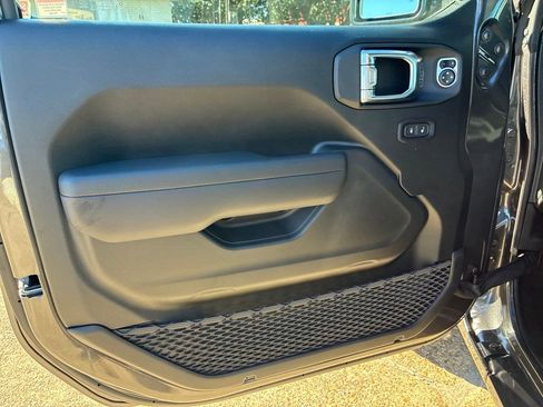 New 2025 Jeep Gladiator Sport image 10