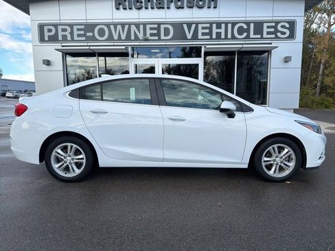 Used 2018 Chevrolet Cruze LT image 2