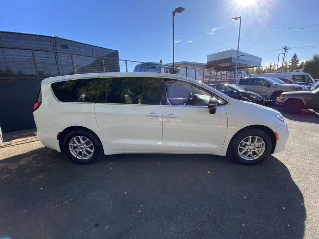 Used 2024 Chrysler Pacifica Touring-L FWD image 7