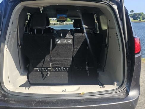 Used 2018 Chrysler Pacifica Touring-L w/ Advanced Safetytec Group FWD image 11